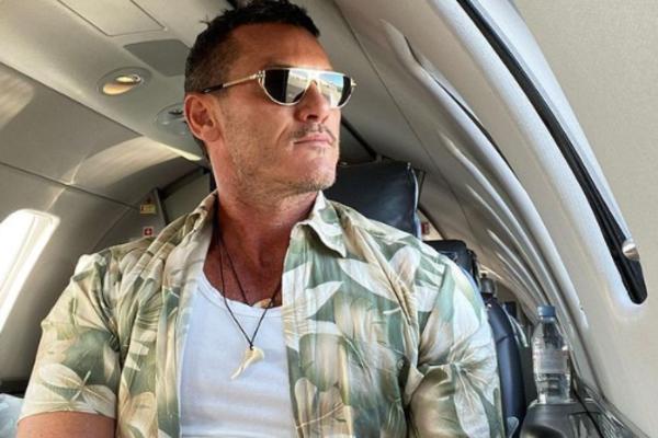 POZNATI GLUMAC UHVAĆEN SA DEČKOM U INTIMNIM SCENAMA: Njegov partner zasenio njegovu ZGODNOĆU, sve pršti od ljubavi!