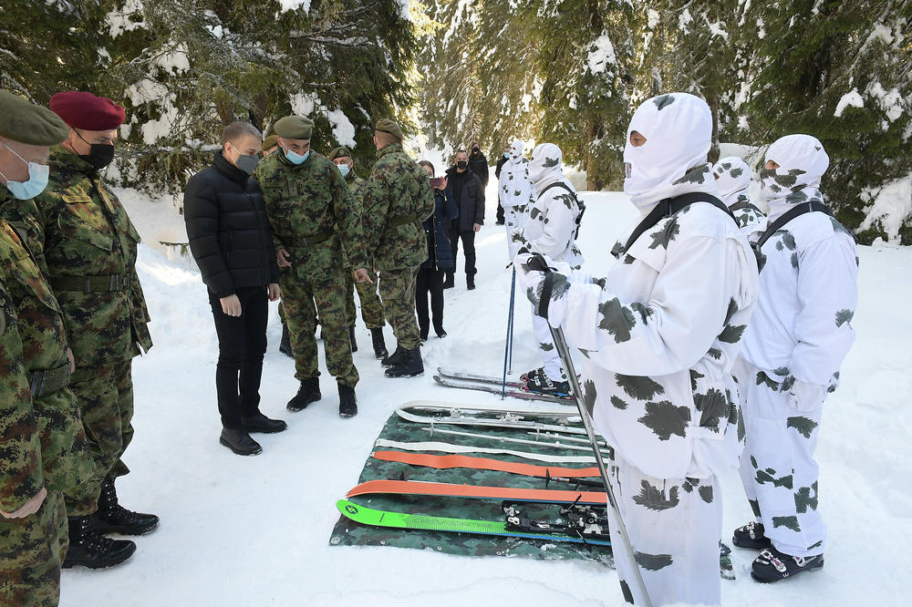 Ministar Stefanović obišao kadete Vojne akademije na obuci u zimskim uslovima na Kopaoniku