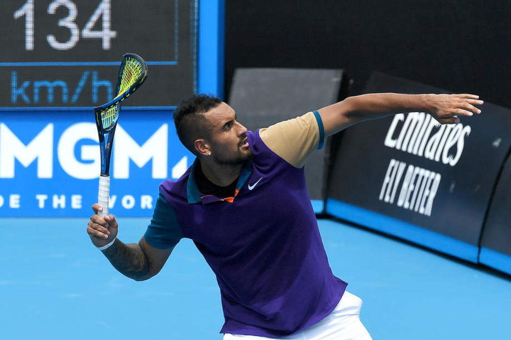 KIRJOS OPET PO STAROM: Psovao, lomio reket, pa ga bacio preko tribina! (VIDEO)