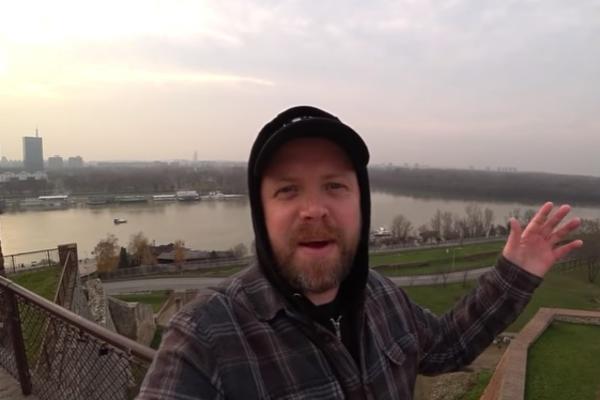 OVAJ ENGLEZ BAŠ OZBILJNO HVALI BEOGRAD I SRBIJU! Ako ga vidite negde, ČASTITE GA PIVO OBAVEZNO! (VIDEO)