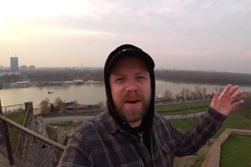 OVAJ ENGLEZ BAŠ OZBILJNO HVALI BEOGRAD I SRBIJU! Ako ga vidite negde, ČASTITE GA PIVO OBAVEZNO! (VIDEO)