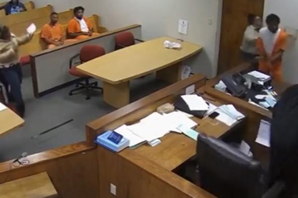 NASRNUO NA SUDIJU I HTEO DA GA BIJE, ali onda je GRMALJ U ODORI USTAO i otresao ga za 4 sekunde! (VIDEO)