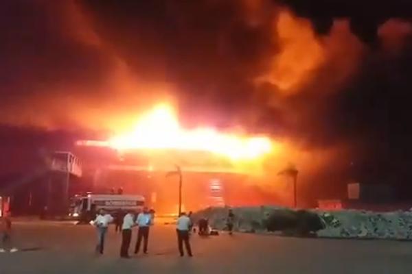 STRAVIČAN POŽAR NA KARABURMI: Vatrogasci se bore sa stihijom, NE ZNA SE DA LI IMA ŽRTAVA