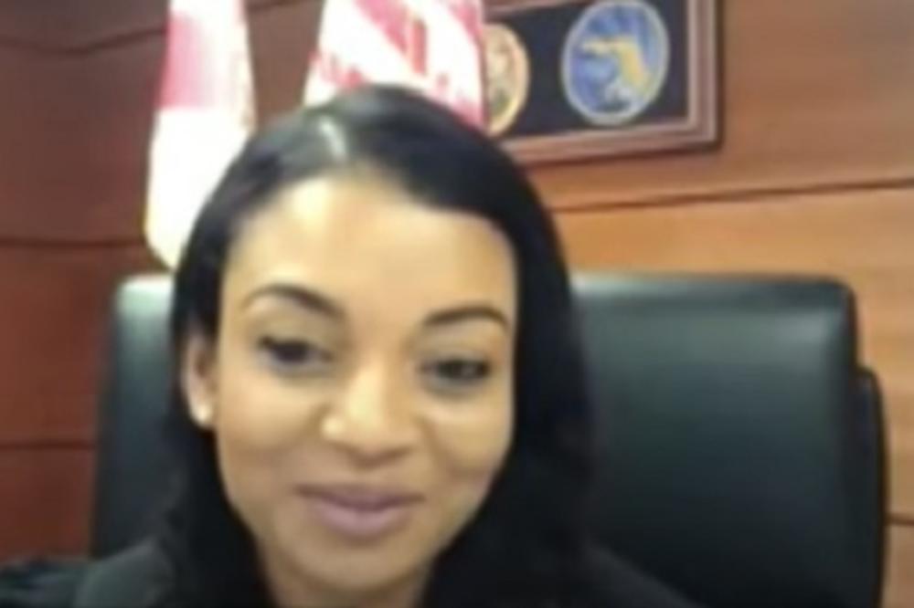 PRIVEDEN SA LISICAMA, PA SE ZALJUBIO U SUDIJU: Prelepi ste! Njen odgovor će vas ODUŠEVITI! (VIDEO)