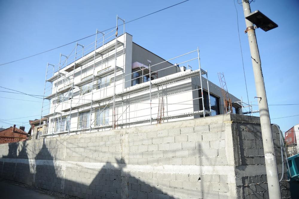 OVO JE VILA VELJE NEVOLJE KOJU JE NASTAVIO DA GRADI IAKO NIJE DOBIO DOZVOLU! Pogledajte samo ovu TVRĐAVU! (FOTO)