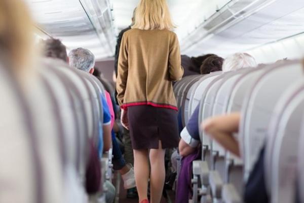 HOROR MEĐU OBLACIMA: Stjuardesa otkriva šta se dešava ako putnik premine u avionu tokom leta (VIDEO)