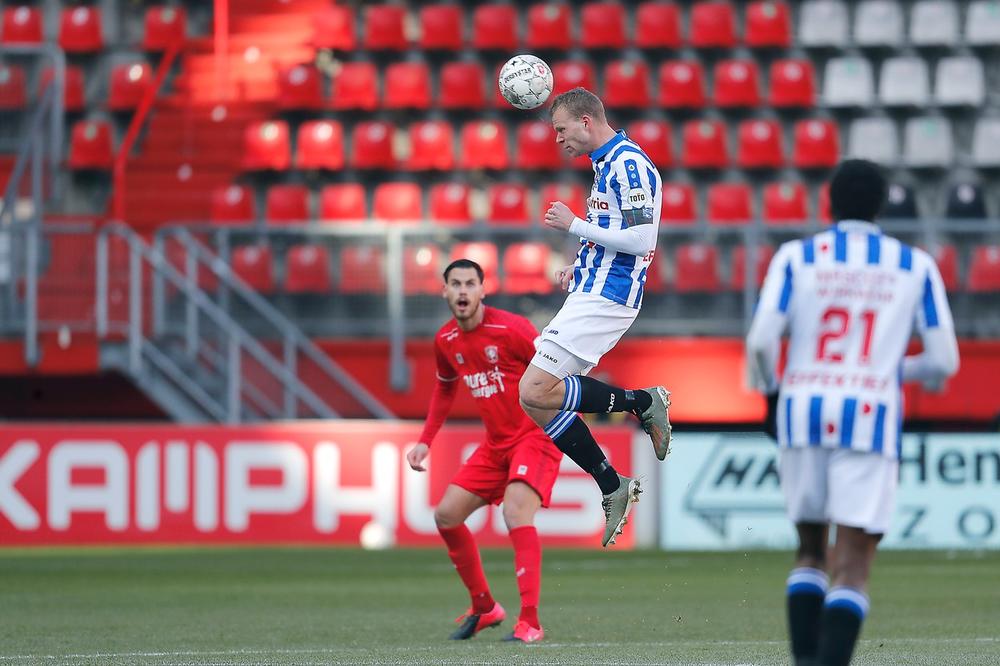 VISOK DVA METRA, RASNI GOLGETER, A TEK SADA GA DAO GLAVOM! Sada je video da može i na ovaj način!