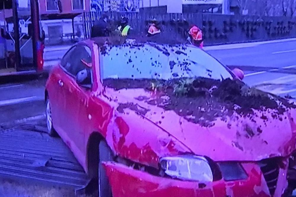 PRVE FOTOGRAFIJE UDESA U BULEVARU OSLOBOĐENJA: Žestok sudar automobila i autobusa! (FOTO)