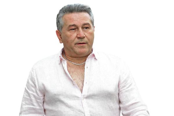 ŠTA RADI SUPRUGA DOK SE HALID TUŽI SA LJUBAVNICOM? Zanosna plavuša je PEVAČICA, a evo i kako IZGLEDA (FOTO)