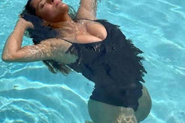 PROVOKATIVNA GLUMICA RASPAMETILA SVET NOVOM TETOVAŽOM PREKO CELIH GRUDI: Svi pomahnitalo UVELIČAVALI POPRSJE!(FOTO)