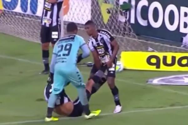 FUDBALERI BOTAFOGA IZBACILI SVOG SAIGRAČA SA TERENA! Nisu imali strpljenja da čekaju lekarsku ekipu