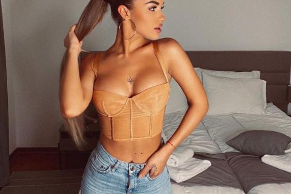 PRAVA KIDALICA! MALA DŽEHVA POGAĐA PRAVO U METU: Atributima zapalila maštu muškaraca, LOMI U STRUKU-UBIJA!