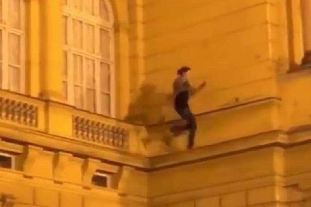 ŠTA RADIŠ TO, ČOVEČE? Mladić skakao po ivici ZGRADE pozorišta, ljudi mu aplaudirali (VIDEO)