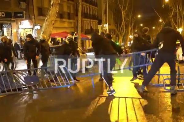 ŽESTOKE DEMONSTRACIJE U MADRIDU, ULICE PUNE POLICIJE: Ljudi traže slobodu za PABLA HASELA! (VIDEO)