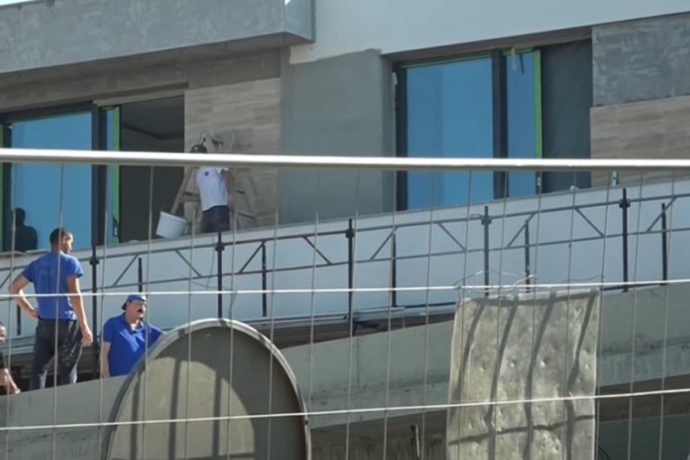 NAŠ FOLK PEVAČ PLATIO VILU OD 800.000, A SAMO U KUHINJU ULOŽIO PREKO 50.000 EVRA: Potpuno iznenadio luksuzom!