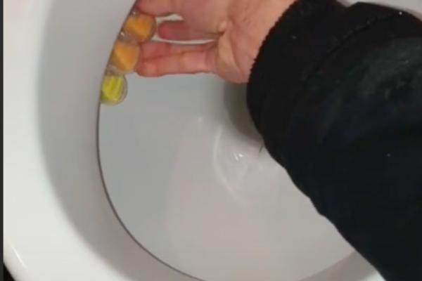 DA LI JE MOGUĆE DA SMO GODINAMA STAVLJALI OSVEŽIVAČ ZA WC NA POGREŠAN NAČIN? Ovo je REVOLUCIJA! (VIDEO)