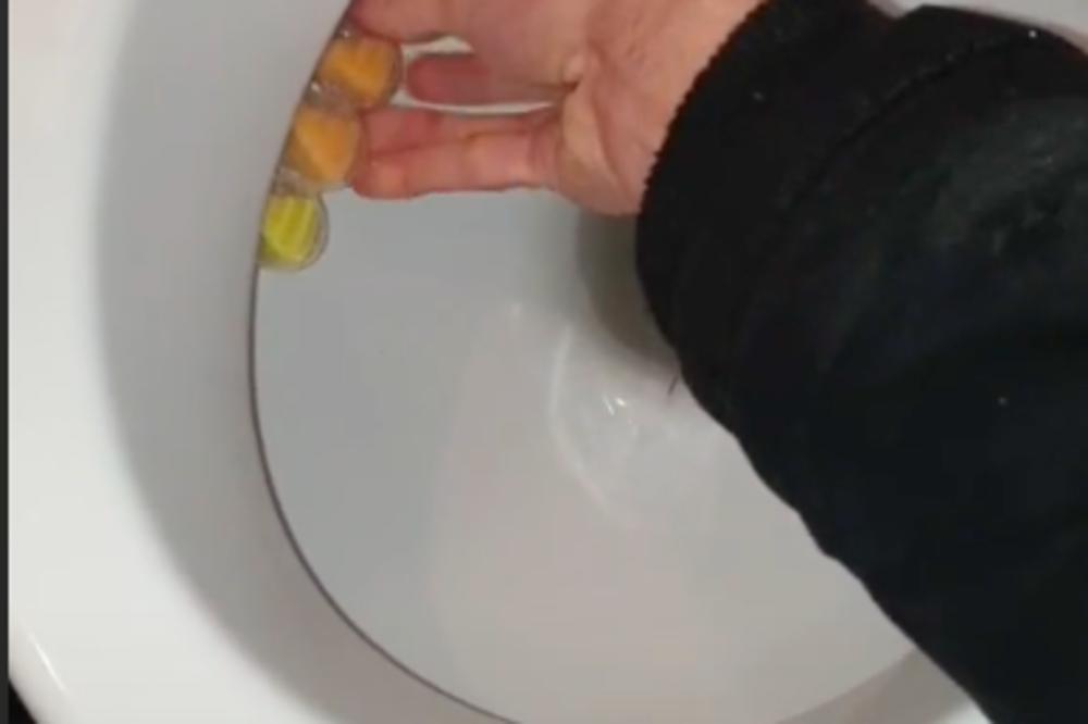 DA LI JE MOGUĆE DA SMO GODINAMA STAVLJALI OSVEŽIVAČ ZA WC NA POGREŠAN NAČIN? Ovo je REVOLUCIJA! (VIDEO)