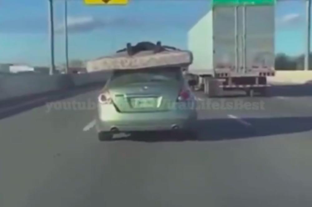 ČOVEK SPAVA NA KROVU AUTOMOBILA NASRED AUTOPUTA: Ovo morate da vidite SVOJIM OČIMA! (VIDEO)