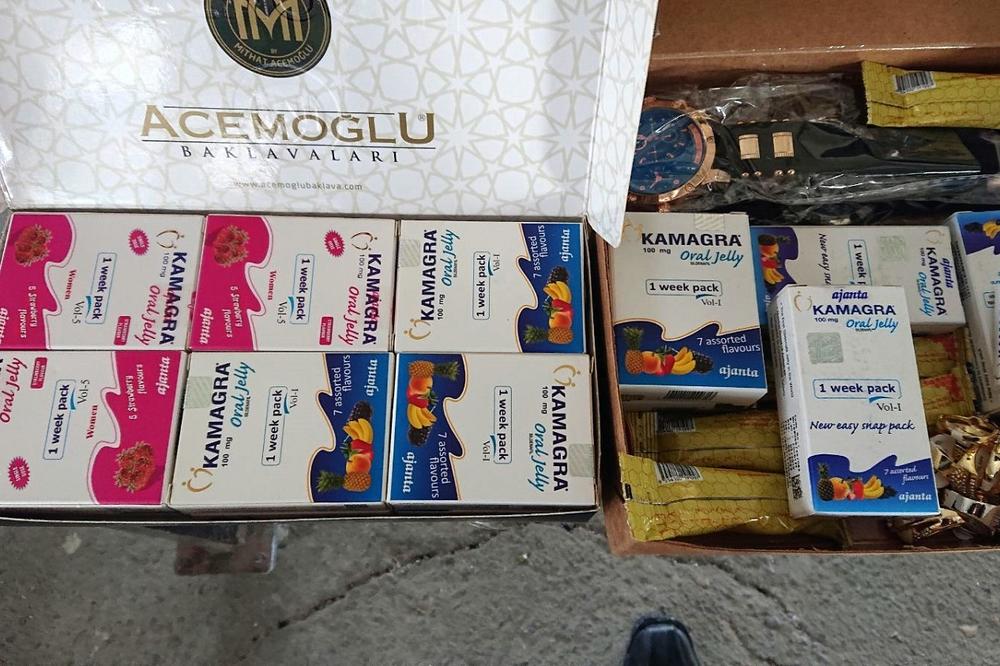 BEOGRAĐANIN NA ROBIJI ZBOG KAMAGRE: Oglase lepio na bandere, pa dobio 10 meseci