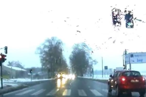 AUTO-MOTO SAVEZ SRBIJE PORUČUJE VOZAČIMA: Oprez u vožnji zbog kiše i snega!