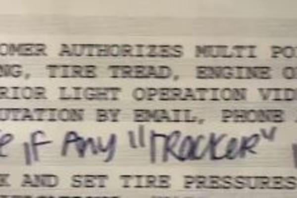 VIDEO KOJI JE ŠOKIRAO MNOGE! Odvezla auto kod mehaničara, on je POLUDEO kad je u kolima pronašao UREĐAJ! (VIDEO)