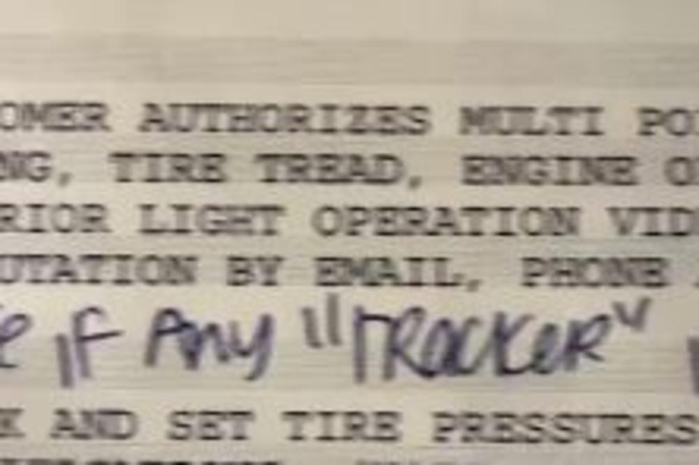 VIDEO KOJI JE ŠOKIRAO MNOGE! Odvezla auto kod mehaničara, on je POLUDEO kad je u kolima pronašao UREĐAJ! (VIDEO)