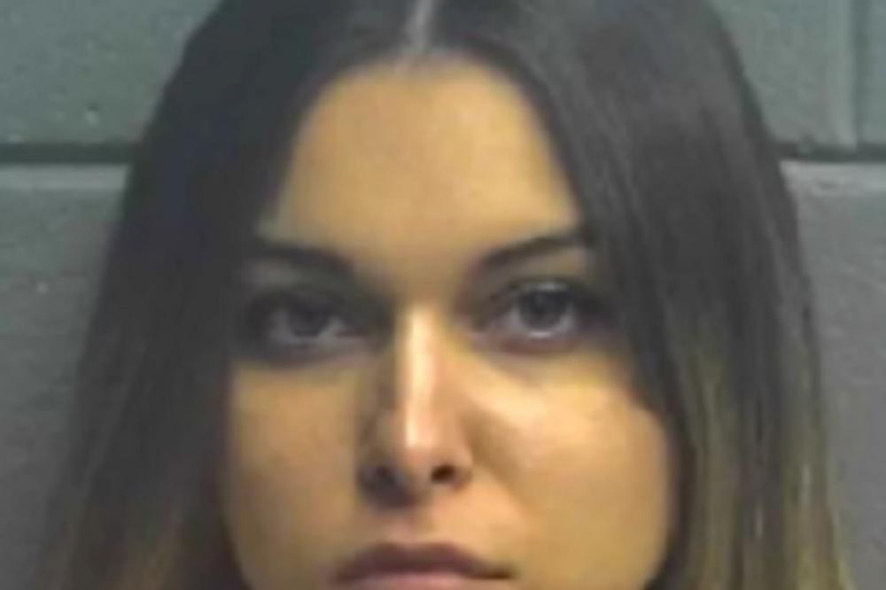 OVO JE PROFESORKA ALEKS OPTUŽENA DA JE SILOVALA UČENIKA (15): Sve je otkriveno kad je njegova MAMA pronašla fotke!