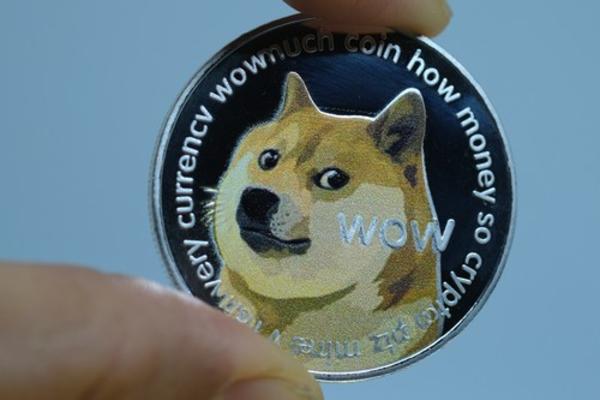 DOGECOIN JE NOVA VRUĆA VALUTA! Najbogatiji čovek ga LANSIRAO U ORBITU, a podržale ga dve muzičke LEGENDE!