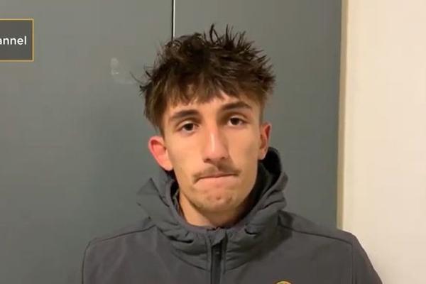 HOROR! MLADOG FUDBALERA UDARILA STRUJA NA VOZU, PA PAO S VELIKE VISINE: Slomljena mu je kičma, bori se za život!