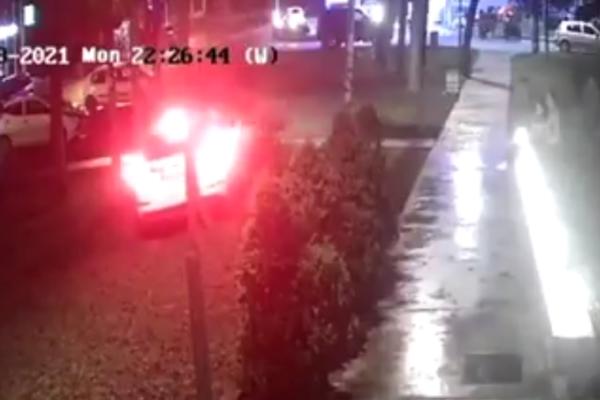 SKANDAL U CENTRU BEOGRADA! Bahati vozač PUNOM BRZINOM uleteo kod čuvenog restorana! (VIDEO)