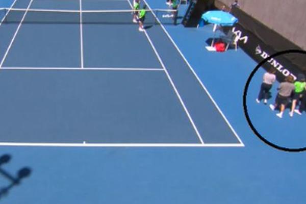 DRAMA NA AUSTRALIJAN OPENU: Samo se srušila na terenu i izgubila svest! Igrači izbezumljeno trčali u pomoć!