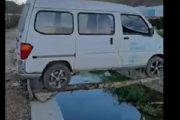 ON JE TUDA PROTERAO! Postavio dva DEBLA i prevezao kamionet preko reke (VIDEO)