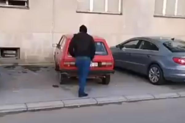 SVI PRIČAJU O OVOM SNIMKU: Komšinica parkirala JUGO, a onda je NEZADOVOLJNI KOMŠIJA uzeo stvar u svoje ruke (VIDEO)
