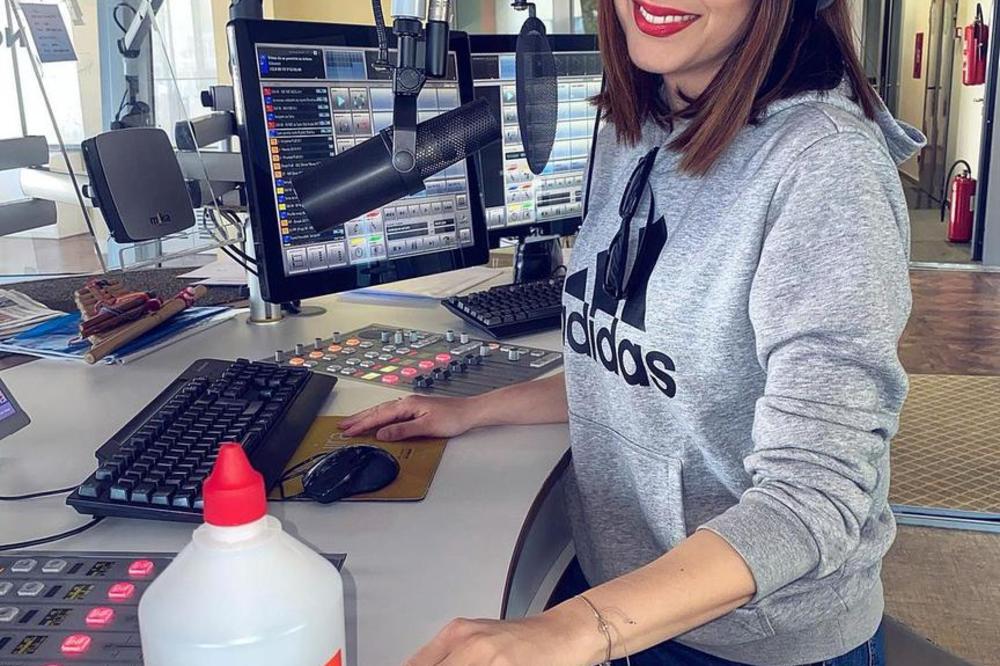 KAKAV BLAM! POZNATA VODITELJKA IZAŠLA NA ULICU A NIJE PRIMETILA ŠTA IMA NA ZADNJICI:Kolege je na poslu ISPROZIVALE!