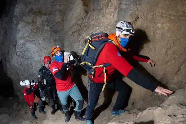 AKCIJA SPASAVANJA NA SVRLJŠKIM PLANINAMA: U toku potraga za povređenim planinarom, led otežava posao spasiocima