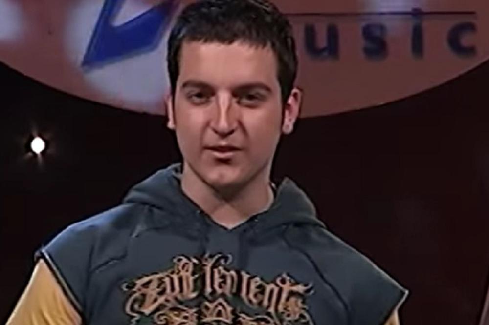 ZA NJEGA SE TVRDI DA JE VEČERAS TUKAO ŽENU: Pevača svi znate, njegovi hitovi su preplavili Srbiju