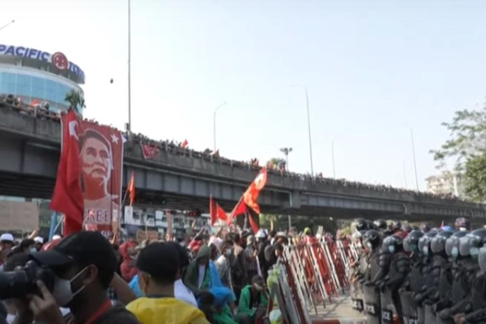 PROTESTI U MJANMURU OBOJENI U CRVENO: Ima povređenih!