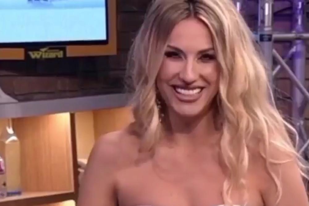 NE ODUSTAJE OD ULTRA KRATKIH HALJINA: Radi usred emisije SEVNULO međunožje, KOMPLETNA INTIMA NA IZVOLTE! (VIDEO)