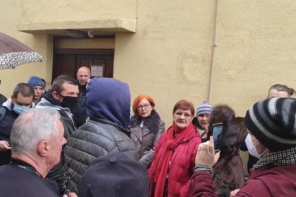 POBEDA! KROV NAD GLAVOM I SOLIDARNI GRAĐANI SPREČILI LICITACIJU STANA LIDIJE MOLNAR: Borba se nastavlja! (FOTO)