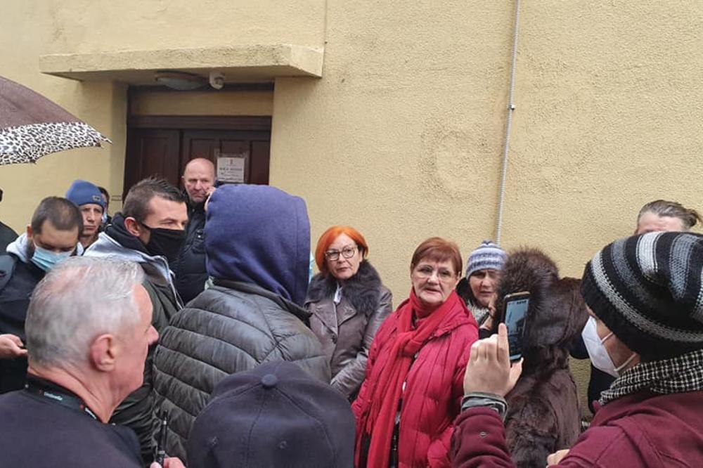 POBEDA! KROV NAD GLAVOM I SOLIDARNI GRAĐANI SPREČILI LICITACIJU STANA LIDIJE MOLNAR: Borba se nastavlja! (FOTO)
