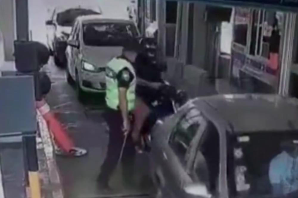 DOBIO PO GLAVI KAO NIŠTA: Probao je da prevari policajca, pendrek propradio samo tako (VIDEO)