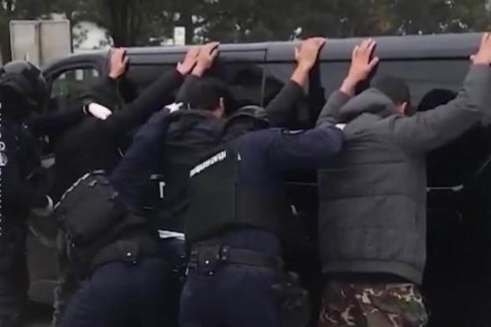 POLICIJA UPALA U ZGRADU U CENTRU BEOGRADA: Privedeno 46 migranata, isplivao snimak (VIDEO)