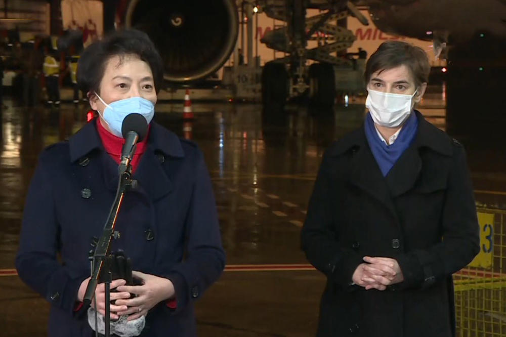 POLA MILIONA VAKCINA UPRAVO STIGLO U SRBIJU: Premijerka Brnabić i ambasadorka Kine dočekale novi kontigent! (VIDEO)