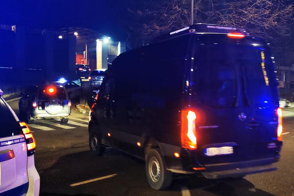 SAOBRAĆAJKA U RAKOVICI: Automobil udario u vozilo GSP, pukom srećom niko nije povređen