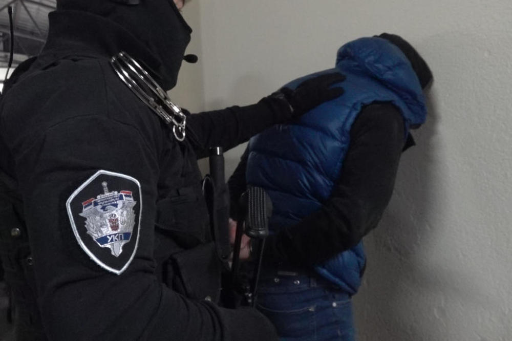 POLICIJA UHAPSILA TROJICU OSUMNJIČENIH ZA PRODAJU DRUGE! Zaplenjeno 200 grama heroina na Čukarici!