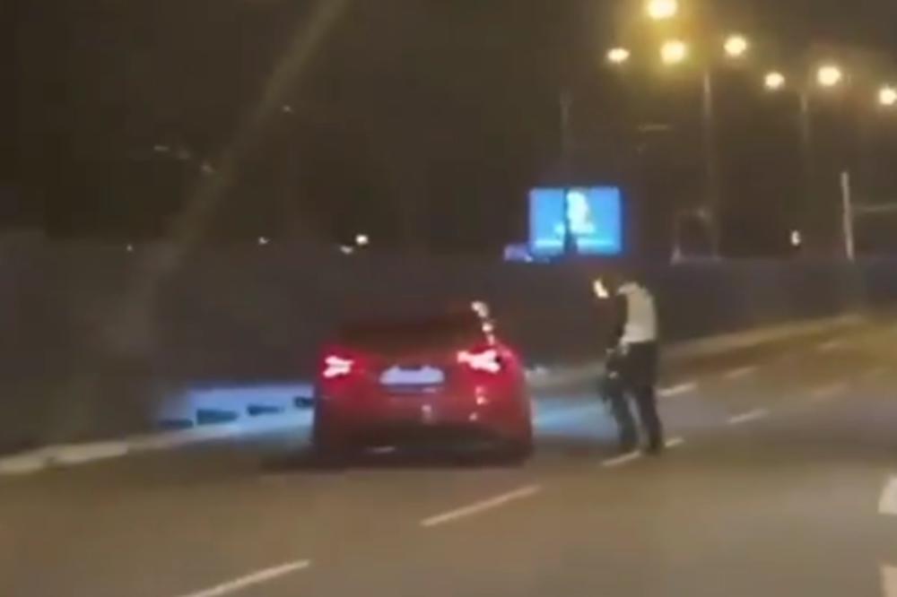 UZVIKUJU MU: KOČI, BUDALO, KOČI! Bahatog vozača u Srbiji zaustavlja saobraćajac a on MRTAV HLADAN BEŽI (VIDEO)