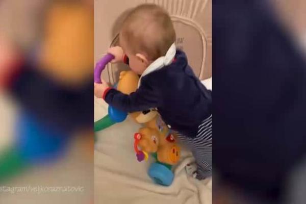 PRESREĆNI VELJKO ZGRABIO TELEFON I SNIMAO MALOG ŽELJKA: Govorio mu divne reči zbog onoga što je uspeo da uradi!