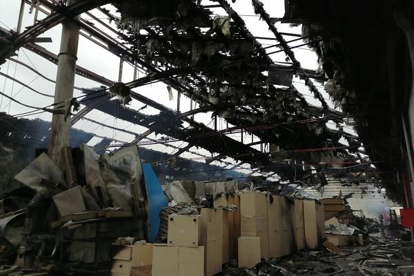 VATRA NAM SVE ODNESE, ZA TREN OKA 200 RADNIH MESTA: Očajan radnik preduzeća SAMEDI nakon što je sve izgorelo!