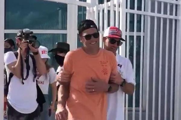 ODVALIO SE OD ŽIVOTA: Tom Brejdi se toliko napio da je saigrač morao da ga drži da ne padne! (VIDEO)