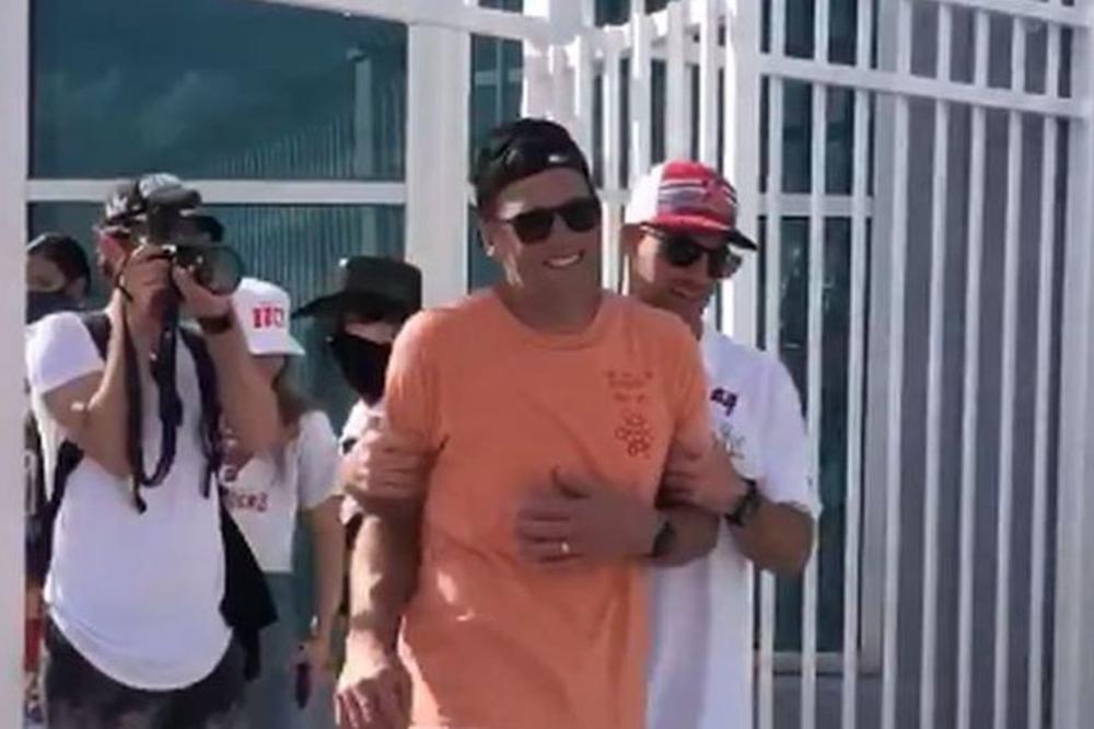 ODVALIO SE OD ŽIVOTA: Tom Brejdi se toliko napio da je saigrač morao da ga drži da ne padne! (VIDEO)